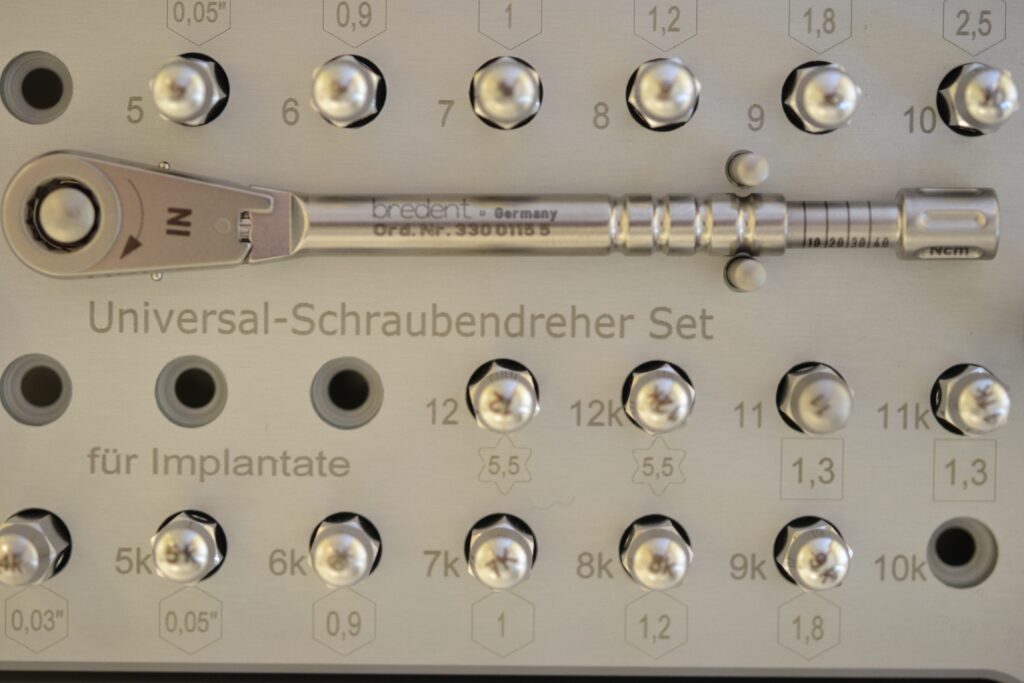 Detailfoto sleutels implantologie